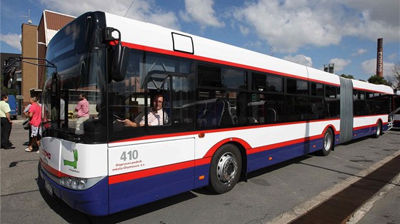 Jeden ze esti novch autobus znaky Solaris, kter od tohoto tdne vystdaly...