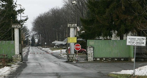 Bochoskému letiti hrozí, e ho opustí armáda, co by pravdpodobn jeho brány uzavelo. Perov mu chce ale poslat dalích osm milion korun.