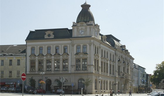 Mstský dm na námstí T. G. Masaryka v Perov. Je postaven ve slohu pozdního