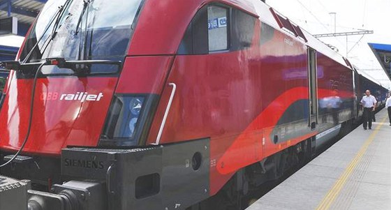 Rakouský rychlovlak Railjet na beclavském nádraí.