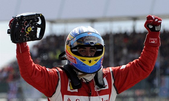 Fernando Alonso z Ferrari jako vítz Velké ceny Velké Británie.