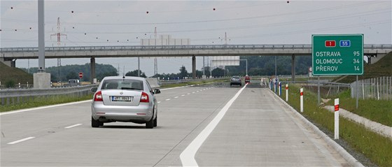 Nedávno otevený úsek D1 mezi Hulínem a íkovicemi. Prodlouení do Perova se podle ministerstva zane stavt do roku 2014.