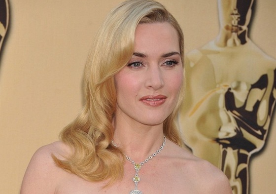 Typick Kate Winslet. Vysok vlna, rovn vlasy u hlavy a konce navlnn. Kudrny