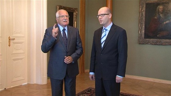 Premiér Bohuslav Sobotka s exprezidentem Václavem Klausem