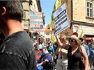 Demonstranti prochzej karmelitskou ulic k adu vldy. (12. ervence 2011)