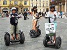 Turist na voztkch Segway na Staromstskm nmst v Praze.