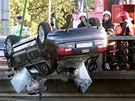Automobil po nehod na Hlávkov most prorazil zábradlí a spadl do Vltavy. (17.