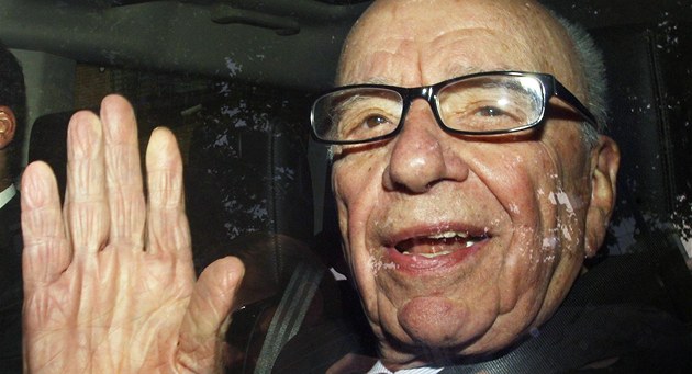 Rupert Murdoch opouští hlavní sídlo News International ve Wappingu na východě Rupert Murdoch opouští hlavní sídlo News International ve Wappingu na východě