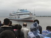 Pbuzn pasar z parnku Bulgaria ekaj v Kazani na pjezd lodi Arabella