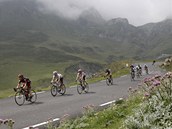 cyklistick peloton v prbhu 12. etapy Tour de France