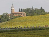 cyklistick peloton v prbhu 12. etapy Tour de France