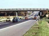 Typick obrzek provozu na dlnici D1 u Prahy v polovin sedmdestch let