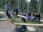 Asi dv destky ekologickch aktivist hldkuj v tchto dnech nedaleko Modravy