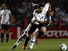 Uruguaysk tonk Luis Suarez (v blm) m k mi bl ne argentinsk Carlos