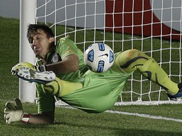 ROZHODUJC OKAMIK. Fernando Muslera Chyt stelu Carlose Tevze.