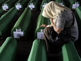 Na hbitov je k dneku pohbeno 4524 z celkem asi 8000 obtí srebrenického...