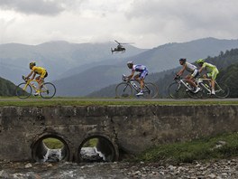 cyklistický peloton v prbhu 12. etapy Tour de France