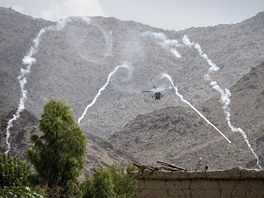 Koalin helikoptra pelt nad domy dajnch Talibanc a vysteluje pitom