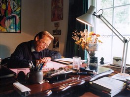 Prezident Vclav Havel sed v pracovn v chalup na Hrdeku. (1. jna 2000)