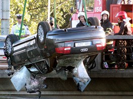 Automobil po nehod na Hlvkov most prorazil zbradl a spadl do Vltavy. (17.