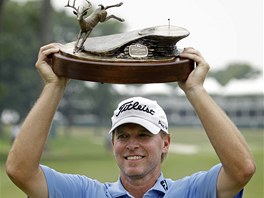 TROFEJ S JELENEM. Steve Stricker se s cenou pro vtze turnaje John Deere