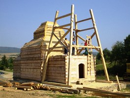Stavba repliky devnho kostelku ve slovensk obci Habura. 