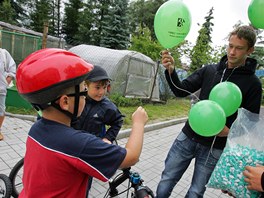 Pi slavnostnm oteven lesoparku ve Vintov dostvaly dti balonky a