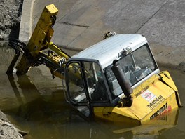 Na pehrad Skalka zachraovali hasii zatopen bagr.