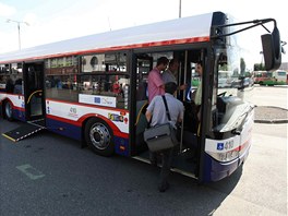 Jeden z esti novch autobus znaky Solaris, kter od tohoto tdne vystdaly