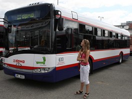 Jeden ze esti novch autobus znaky Solaris, kter od tohoto tdne vystdaly...