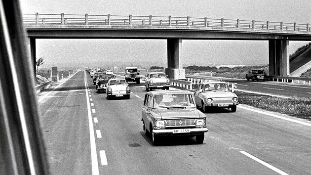 Dálnice D1 u Prahy v den otevení 12. ervence 1971.