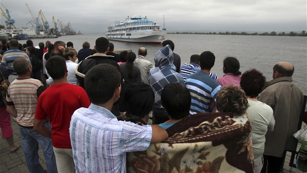 Píbuzní pasaér z parníku Bulgaria ekají  v Kazani na píjezd lodi Arabella