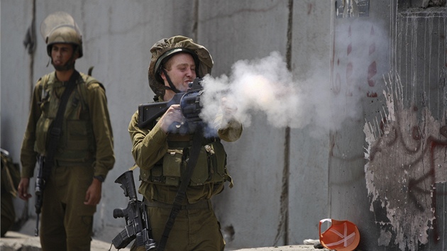 Izraeltí vojáci zasahují proti palestinské demonstraci v Ramaláhu. (9.