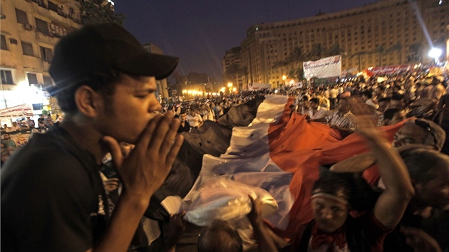 Centrum Káhiry opt zaplnily tisíce lidí, kteí vojenskou vládu tlaí k