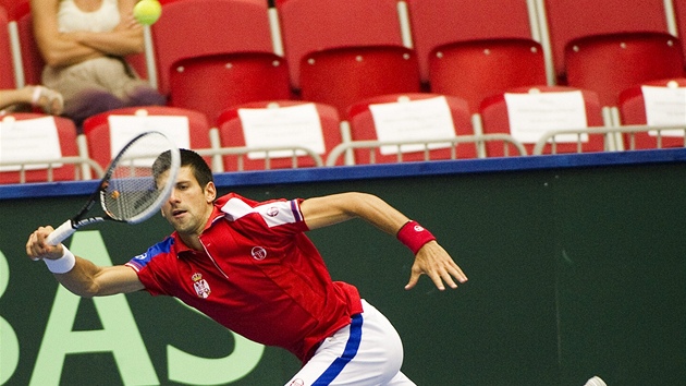 Srbský tenista Novak Djokovi v utkání Davisova poháru proti védsku.