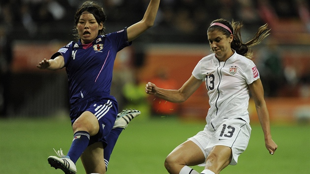 Amerianka Alex Morganová (vpravo) dává gól do sít Japonska. 