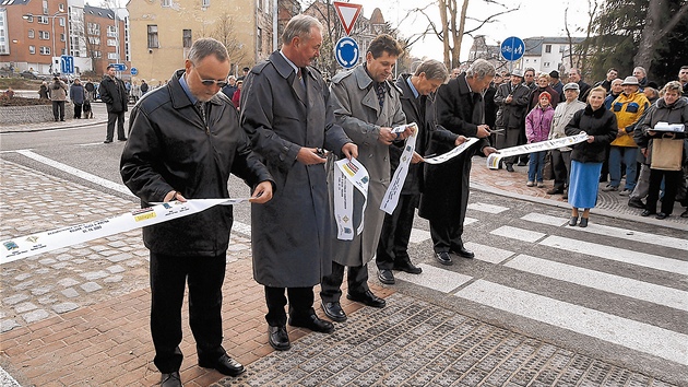 Otevení jedné z nových okruních kiovatek na jablonecké ulici 5. kvtna.