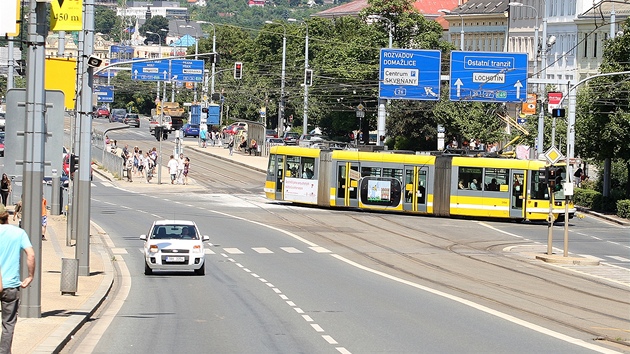 Sady Pětatřicátníků - místo, kde se potkávají všechny tři plzeňské tramvajové Sady Pětatřicátníků - místo, kde se potkávají všechny tři plzeňské tramvajové