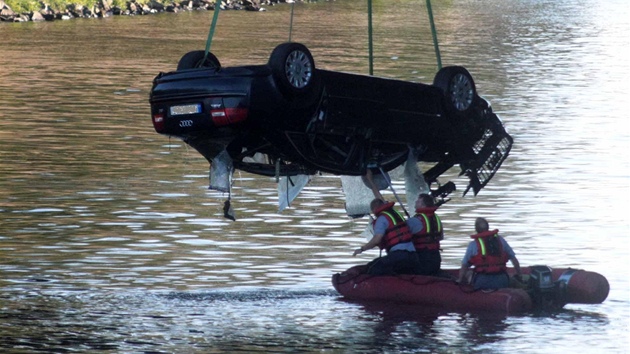 Hasii prohledávají auto. Nakonec tam nikoho nenali.