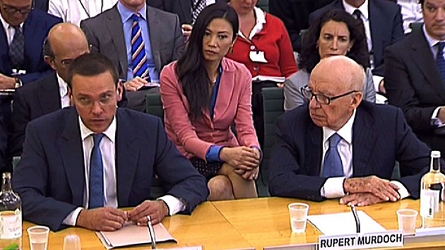 Rupert Murdoch se synem po své levici. Mezi nimi sedí v rovém Rupertova