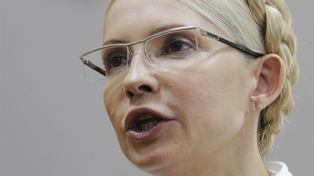 Někdejší premiérka Julija Tymošenková u soudu v Kyjevě (11. července 2011) Někdejší premiérka Julija Tymošenková u soudu v Kyjevě (11. července 2011)