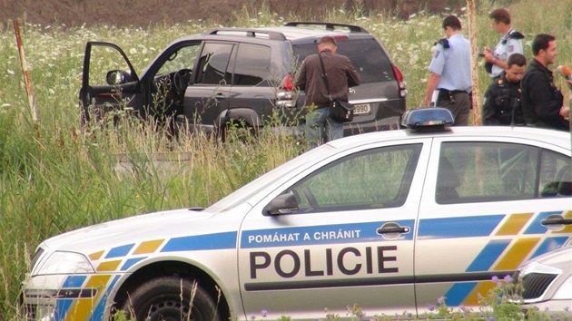 Policie u ukradené Toyoty Landcruiser, kterou prchal 40letý Ukrajinec. Policie u ukradené Toyoty Landcruiser, kterou prchal 40letý Ukrajinec.