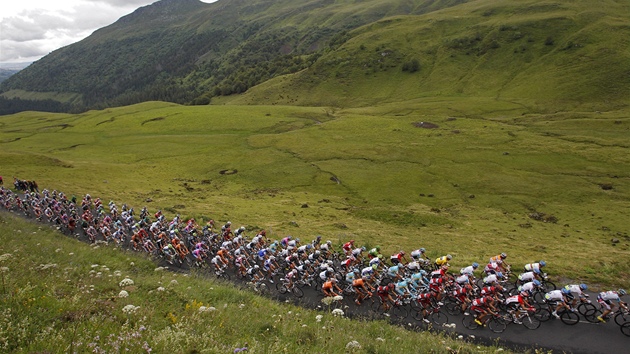 Cyklistický peloton v prbhu 9. etapy Tour de France