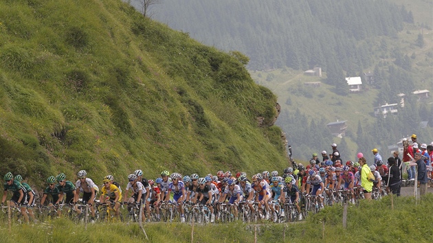 cyklistický peloton v prbhu 13. etapy Tour de France