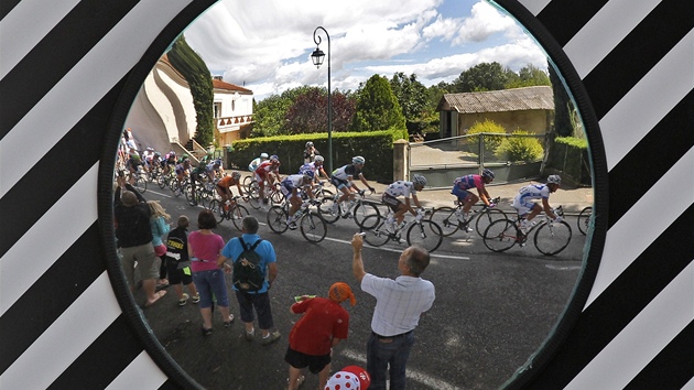 cyklistický peloton v prbhu 16. etapy Tour de France