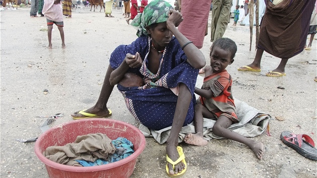 Dvouletý Aden Salád se dívá smrem k matce, která ho koupe v nemocnici provozované Lékai bez hranic v keském uprchlickém táboe Dadaab. (11. ervence 2011)