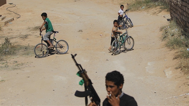 Ozbrojený Libyjec ve vesnici Asabá, asi sto kilometr jihozápadn od Tripolisu