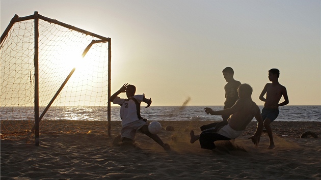 Libyjci hrají na plái v Benghází fotbal. (10. ervence 2011)