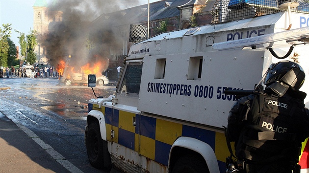 Policisté pi zásahu bhem prvodu oranist v Belfastu (12. ervence 2011) 