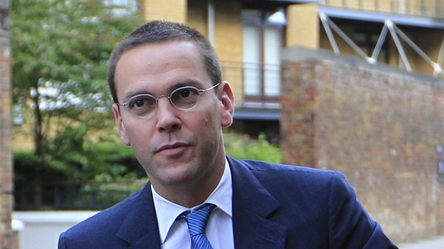 James Murdoch pijídí do sídla News International na východ Londýna (19.